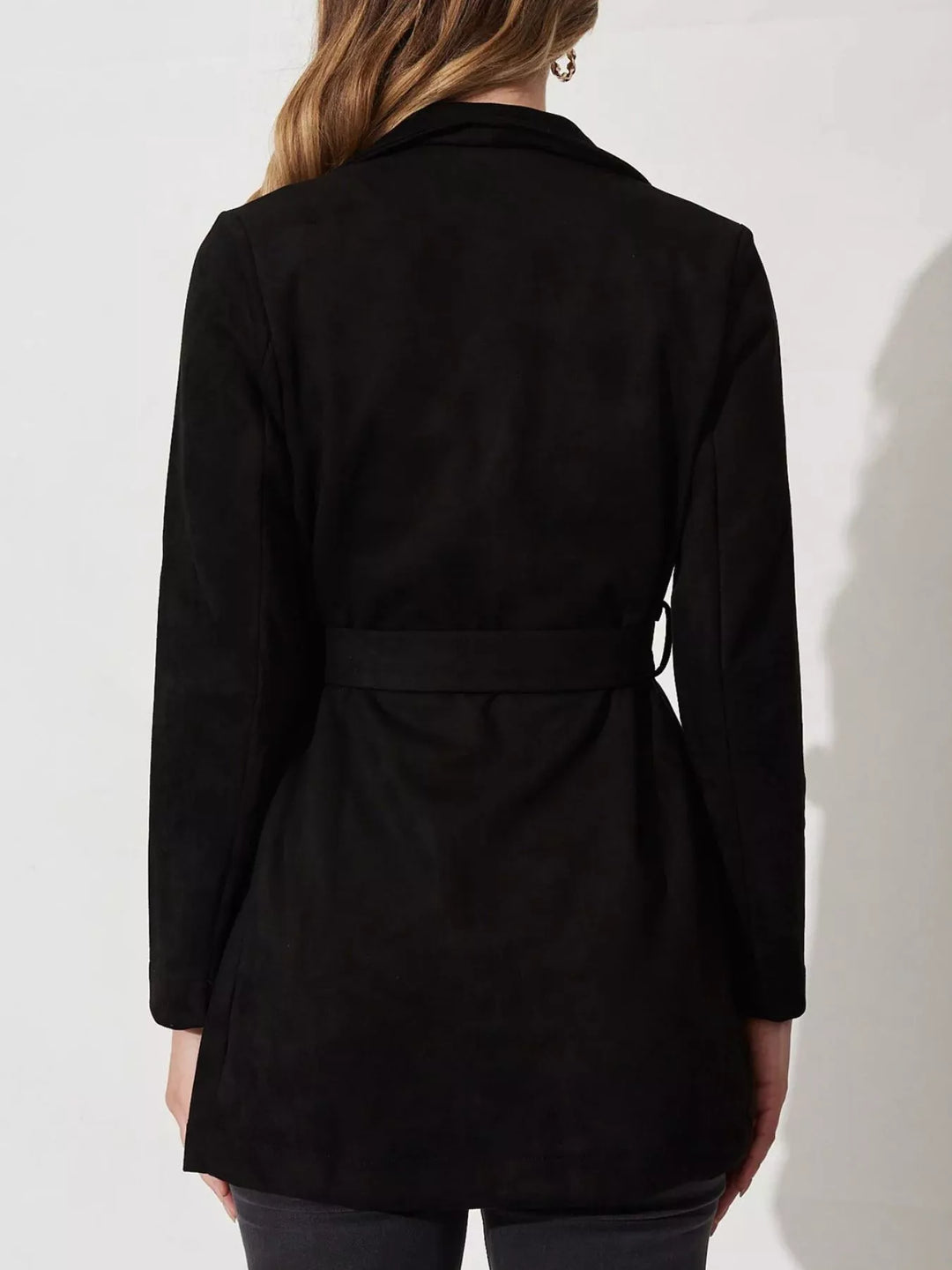 Veste chic fluide femme pour un style élégant et décontracté. Confortable, parfaite pour automne et printemps.