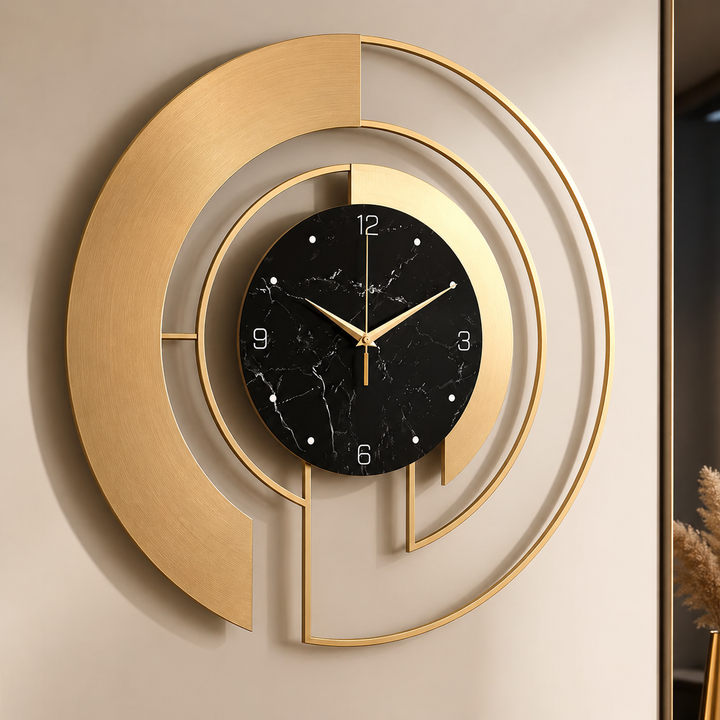 Horloge murale silencieuse géométrique moderne, idéale pour un salon contemporain.