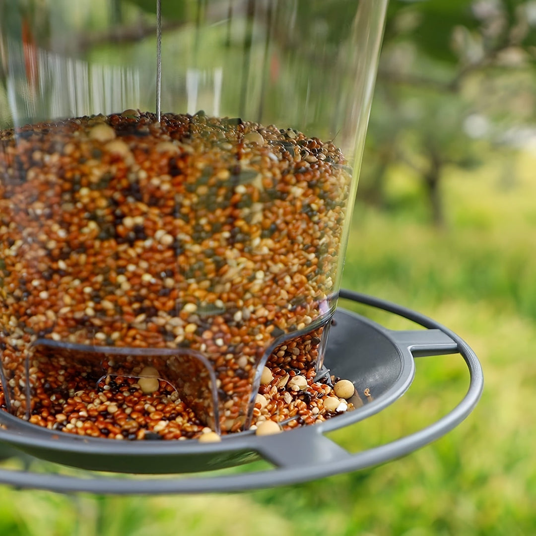 Attirez les oiseaux avec cette mangeoire champignon rouge et blanche, un accessoire pratique pour le jardin.