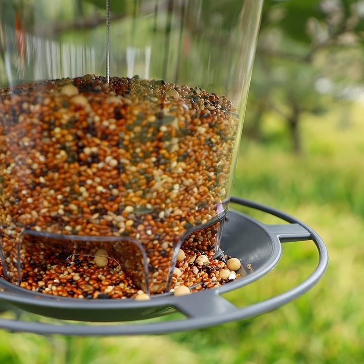 Attirez les oiseaux avec cette mangeoire champignon rouge et blanche, un accessoire pratique pour le jardin.