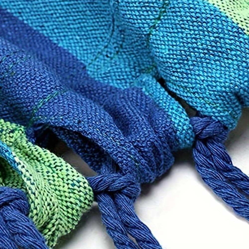 Hamac rayé bleu pour le camping et la détente en plein air. Portable et idéal pour les loisirs extérieurs.