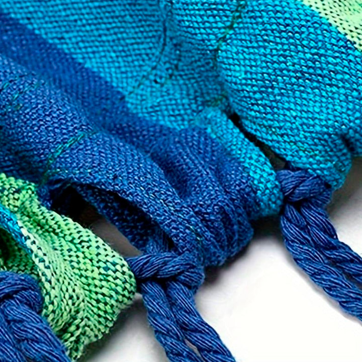 Hamac rayé bleu pour le camping et la détente en plein air. Portable et idéal pour les loisirs extérieurs.