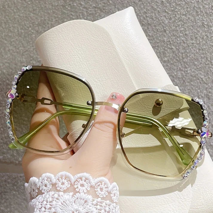 Lunettes de soleil femme glamour, sans monture, cristaux étincelants, look été chic et tendance.