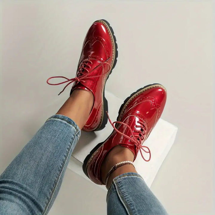 Gros plan: élégantes chaussures femme vernies Lucienne à lacets, idéales pour un style formel et raffiné.