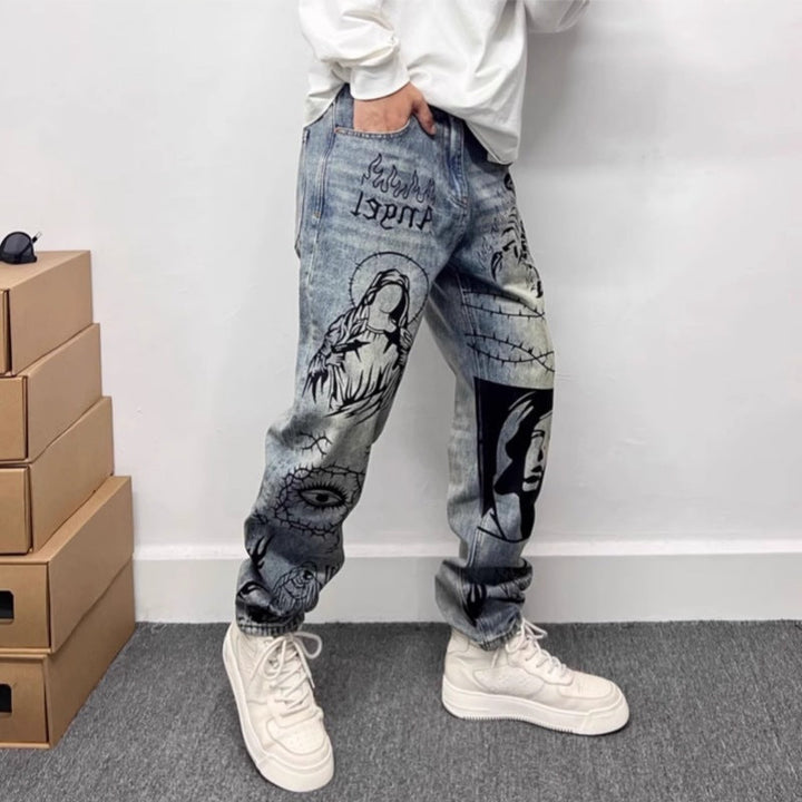 Jean droit homme graphique urbain, motif unique, style streetwear moderne et confortable.