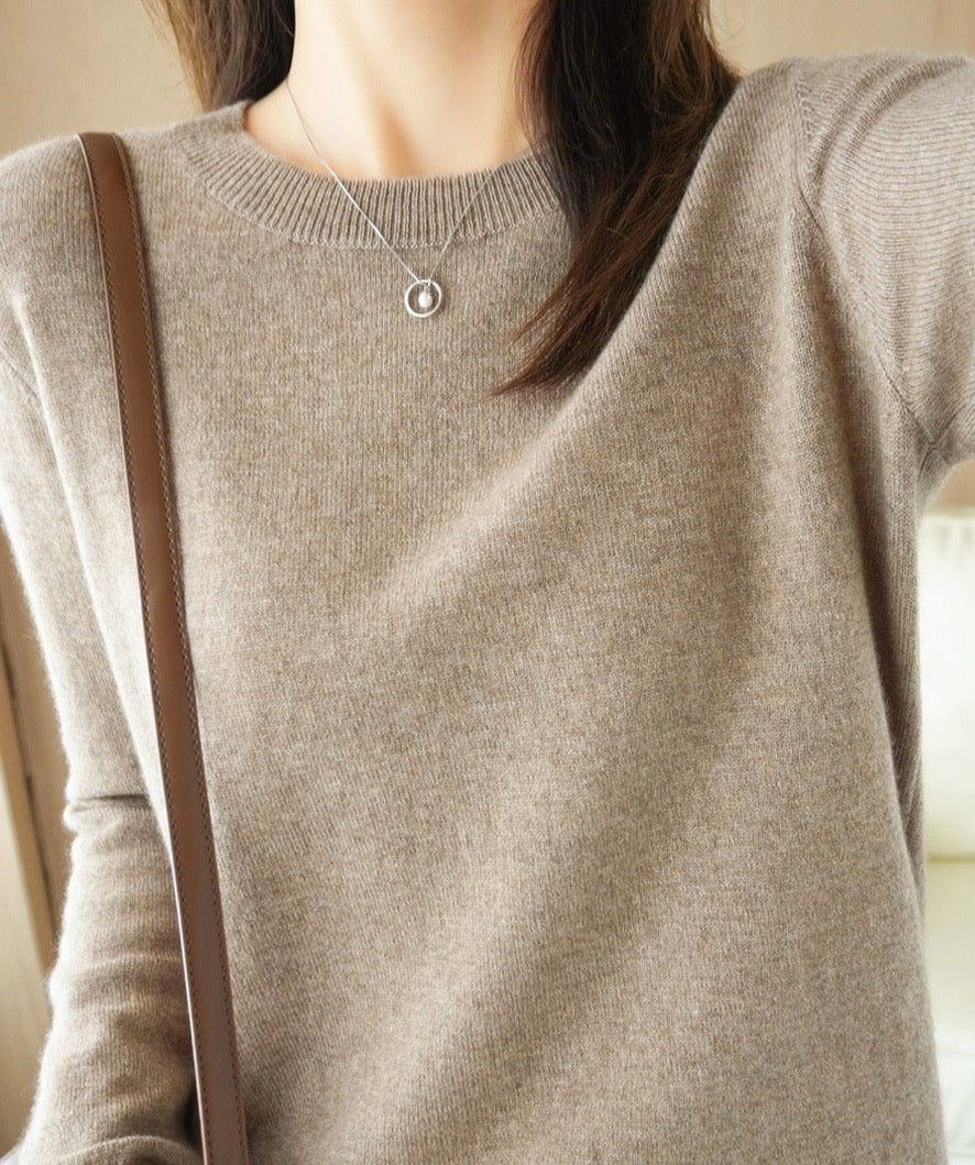 Pull femme doux et confortable, un essentiel polyvalent de la mode hivernale et automnale.