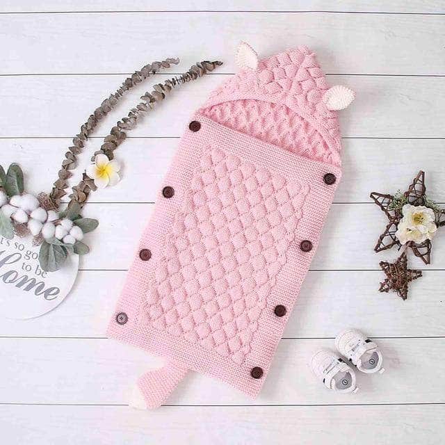 Cadeau bébé idéal : gigoteuse tricotée douce et sécurisante pour layette, confort multicolore garanti.