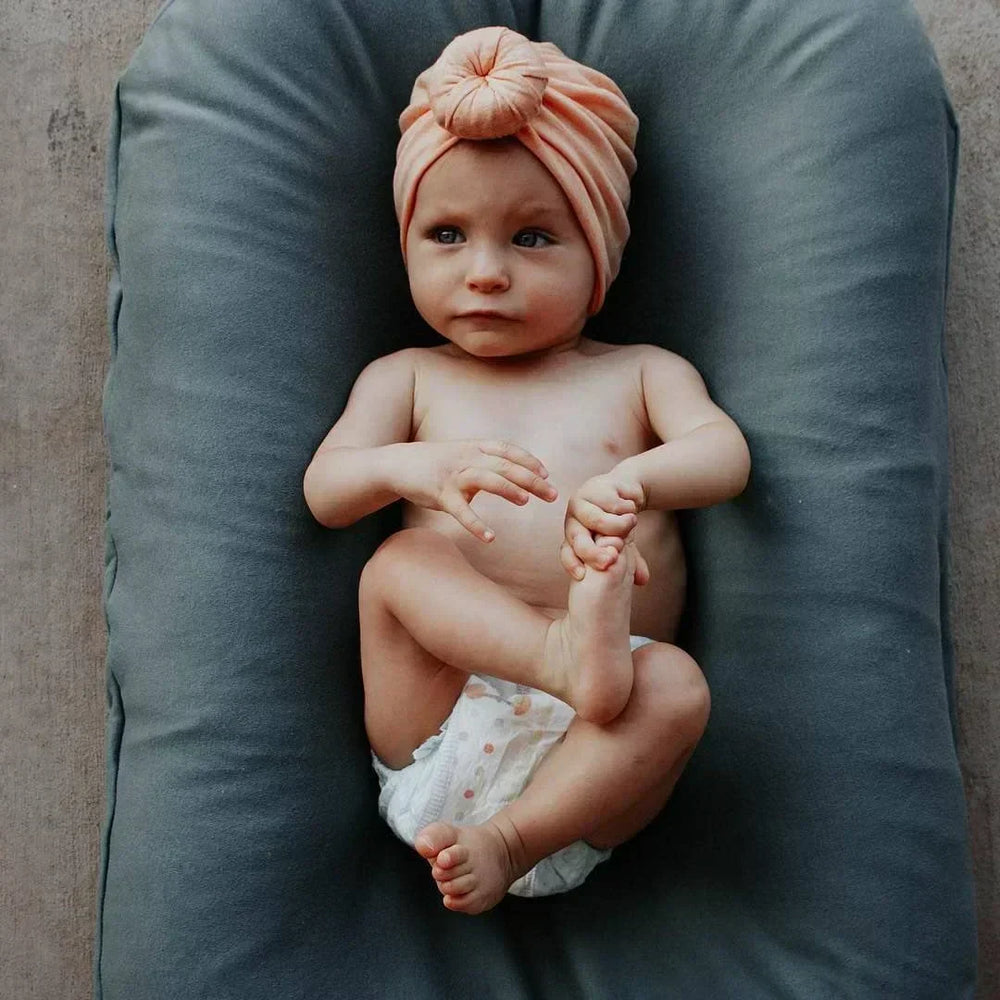 Cocon bébé portable, idéal pour le cododo et la sécurité de bébé partout.