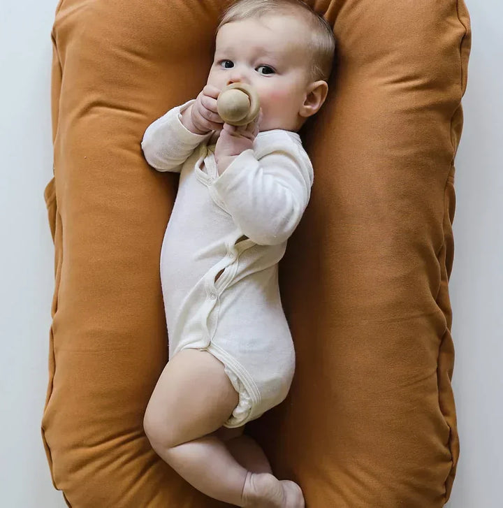 Nid de bébé 100% coton, parfait pour le repos et la sieste confortable du nouveau-né.