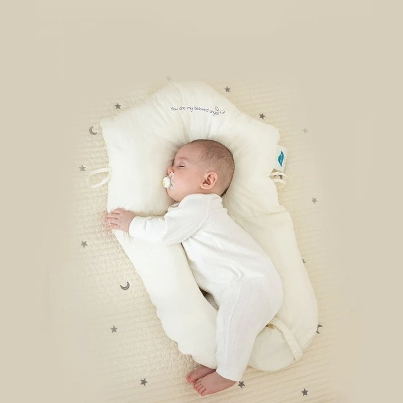 Coussin bébé hypoallergénique en coton doux, assurant sécurité et confort maximal pour le sommeil et le développement.
