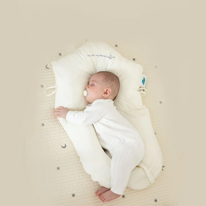 Coussin bébé hypoallergénique en coton doux, assurant sécurité et confort maximal pour le sommeil et le développement.