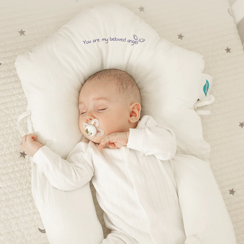Coussin sommeil bébé hypoallergénique en coton, soutien optimal nouveau-né pour un repos confortable et sécurisé.