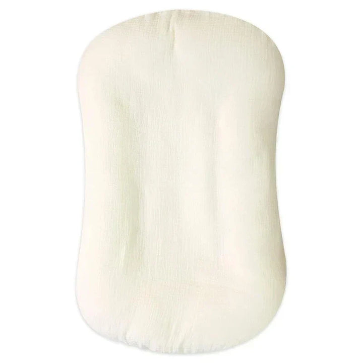 Nid de bébé douillet en coton, favorisant un sommeil paisible et la sécurité du nouveau-né.
