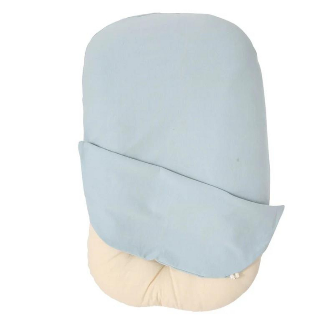 Cocon de sommeil bébé sécurisé, créant un environnement douillet pour le repos du nouveau-né.