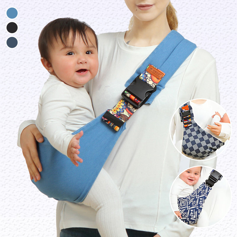 Parents souriants avec bébé en porte-bébé ergonomique, liberté de mouvement.