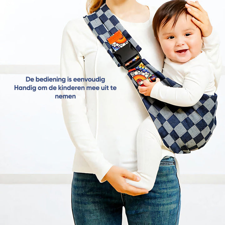 Bébé éveillé et sécurisé dans son porte-bébé, découvrant le monde avec ses parents.