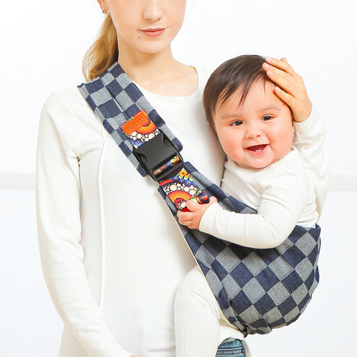 Gros plan sur bébé endormi dans un porte-bébé ergonomique, tissu doux et sécurisé.