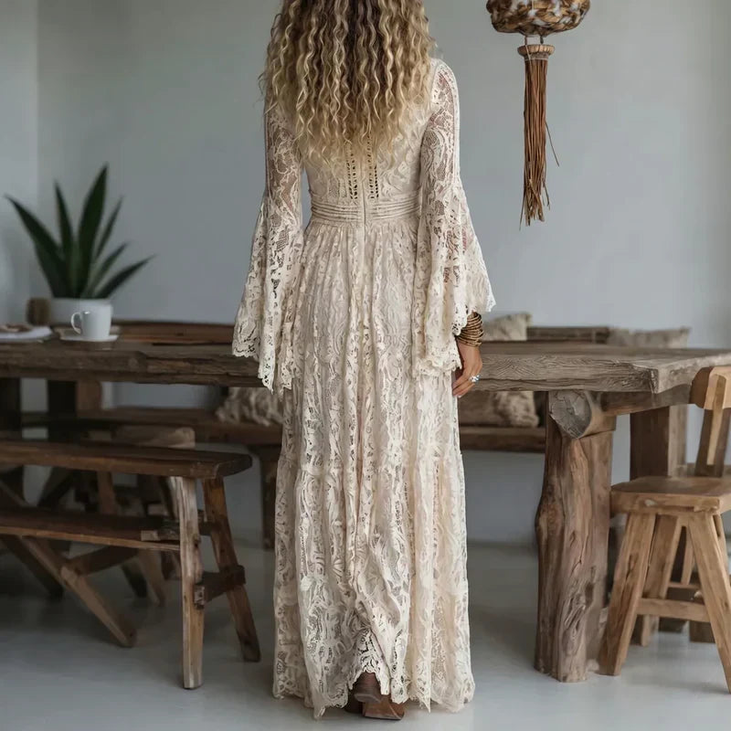 Robe longue femme chic alliant dentelle vintage et design bohème, avec manches évasées, parfaite pour un style unique.
