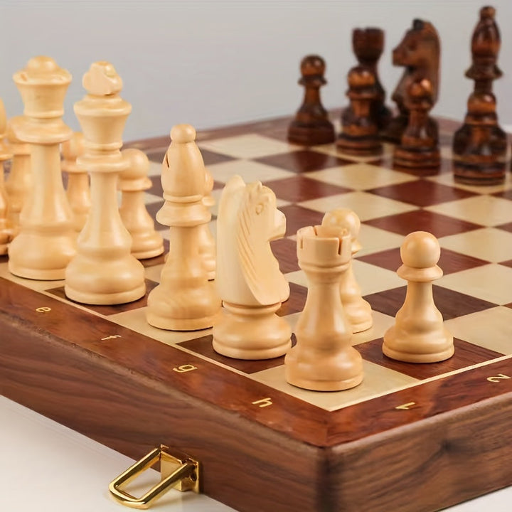 Superbe jeu d'échecs en bois de noyer fait main. Plateau et pièces lestées pour une expérience de jeu stratégique.