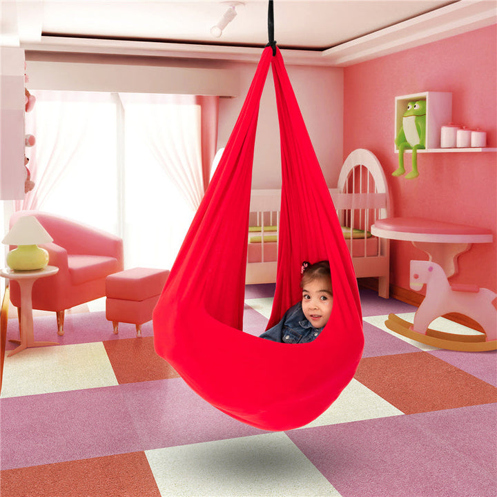 Balançoire cocon doux pour enfant, idéale pour jeu intérieur, relaxation profonde et développement.