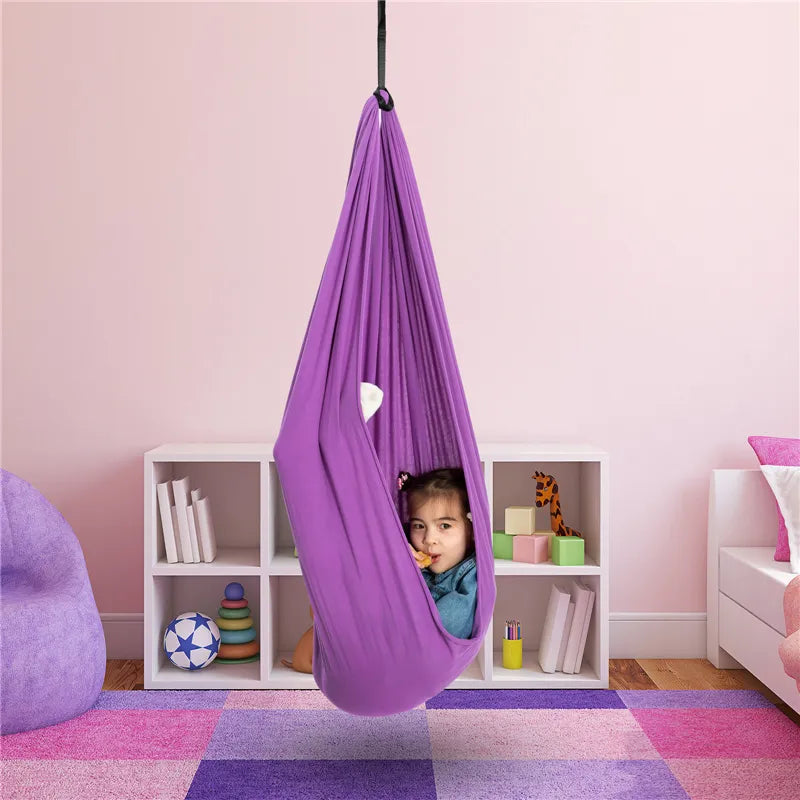 Balançoire-hamac pour enfants autistes ou TDAH, améliore concentration, confiance et gestion émotionnelle.