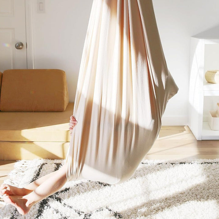 Balançoire intérieure pour enfant, un espace cocooning sécurisant pour le jeu apaisant et la relaxation.