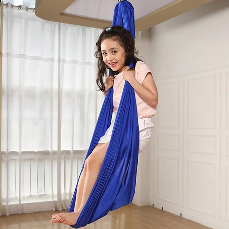 Outil thérapeutique balançoire-hamac pour enfant, aide à la régulation du système sensoriel et au calme.