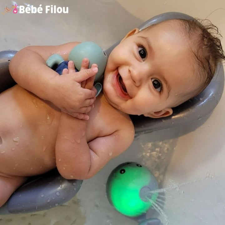 Baleine lumineuse pour le bain, jouet éducatif qui stimule l'éveil et la curiosité des bébés dans l'eau.