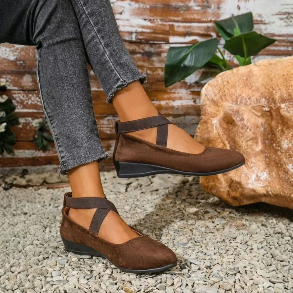 Chaussures ballerines compensées noires à enfiler pour femmes, parfaites pour un confort et un style quotidien.