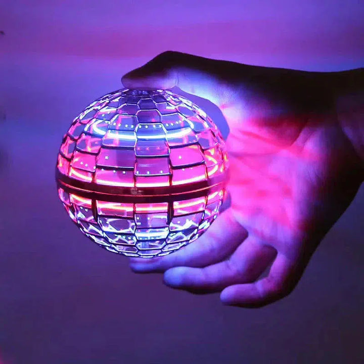Divertissement garanti avec ce ballon volant LED aérodynamique. Profitez des effets boomerang et des 360° spectaculaires.