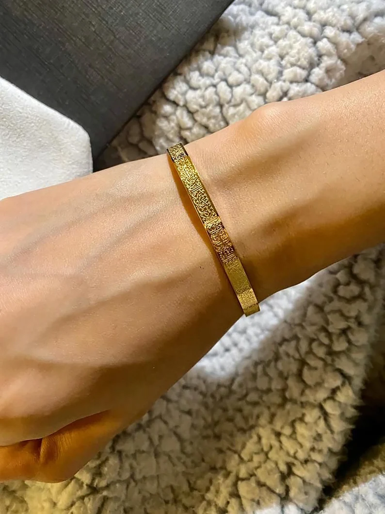 Élégant bracelet Ayatul Kursi unisexe en acier inoxydable, bijou musulman intemporel et spirituel.