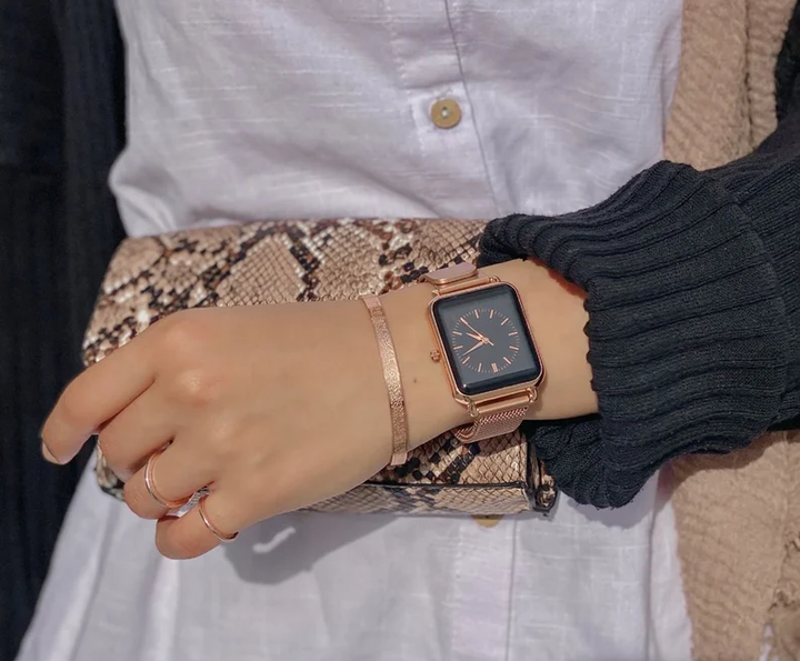 Bracelet Ayatul Kursi en acier inoxydable porté au poignet, bijou musulman élégant pour protection.