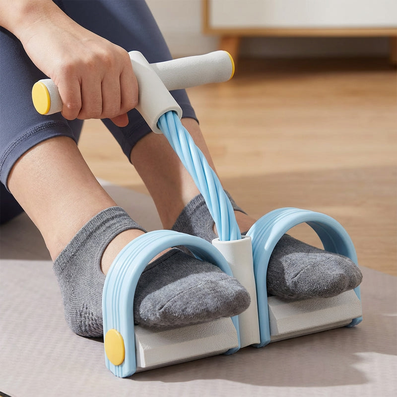 Femme faisant du yoga avec une bande élastique de fitness pour améliorer la mobilité et la force du corps entier.