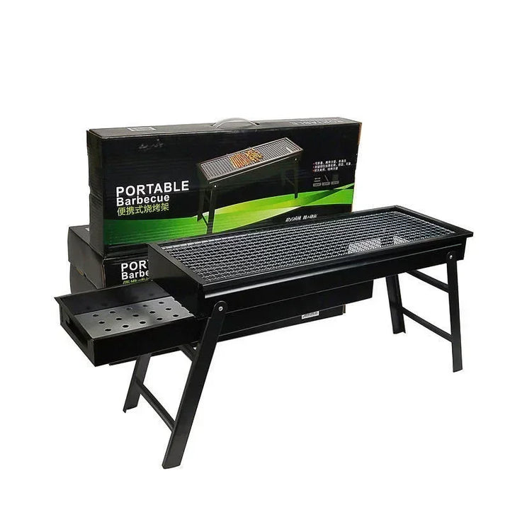 Barbecue pliant portable au charbon de bois pour camping, idéal grillades extérieures et pique-niques.