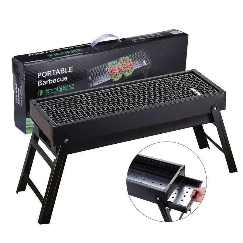 Barbecue extérieur compact, fonctionnant au charbon. Pliant, il est idéal pour vos aventures et repas nomades.