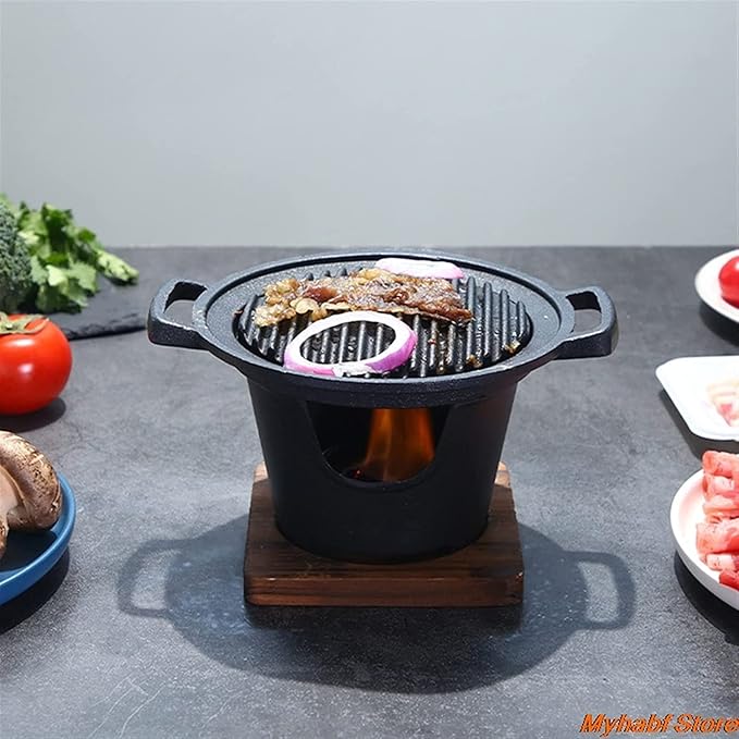 Grill de barbecue japonais portable sur table, prêt pour une grillade extérieure ou intérieure facile.