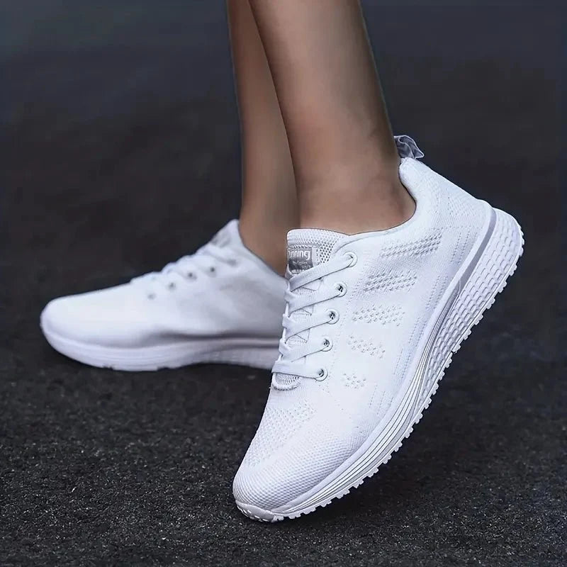 Baskets blanches femme style sport-chic, légères et très confortables, parfaites pour le quotidien ou l'exercice.