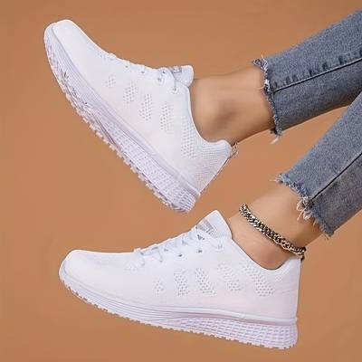 Chaussures femme en maille respirante blanche, baskets légères et confortables pour activités sportives.
