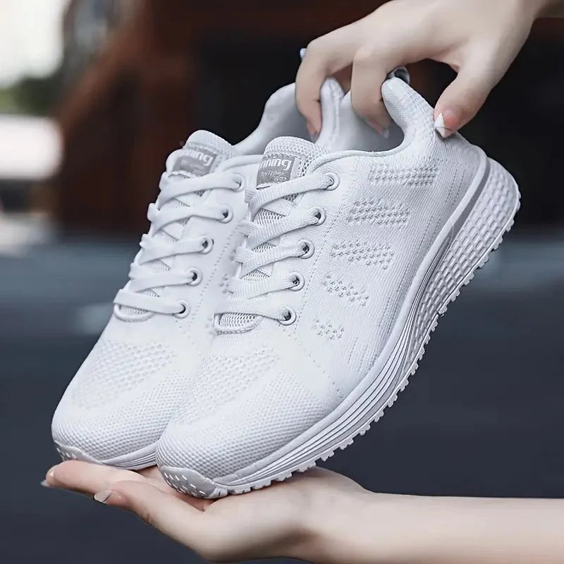 Baskets femme confortables et légères, couleur blanche, parfaites pour la marche, le sport ou un look décontracté.