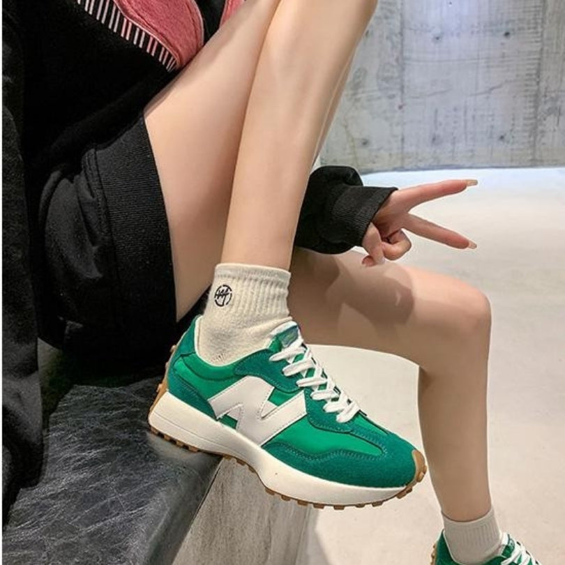 Chaussures décontractées pour femmes. Baskets à bout pointu, avec lacets, assurant confort et adhérence fiable.
