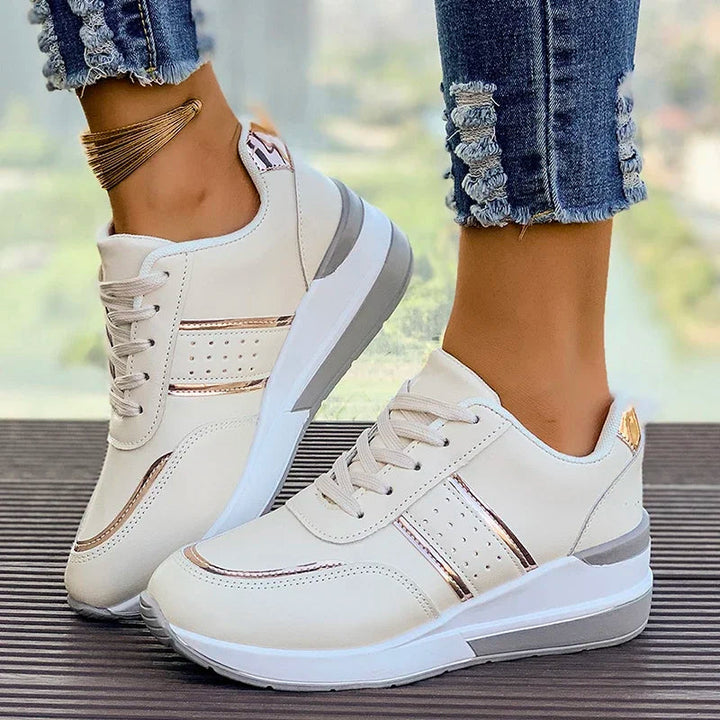 Baskets basses femme color block, design tendance et décontracté pour un look urbain moderne.