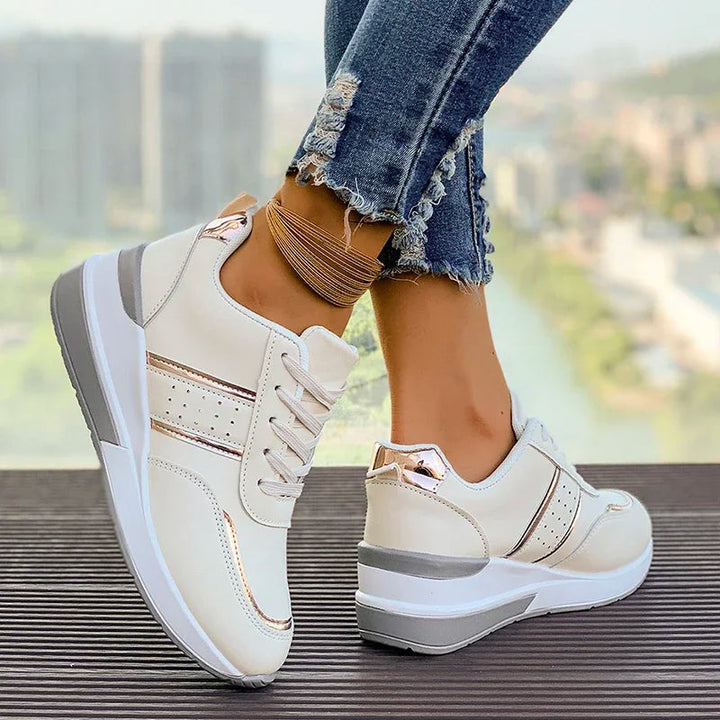 Femme marchant avec des baskets basses color block, chaussures décontractées et confortables, idéales pour la mode urbaine.