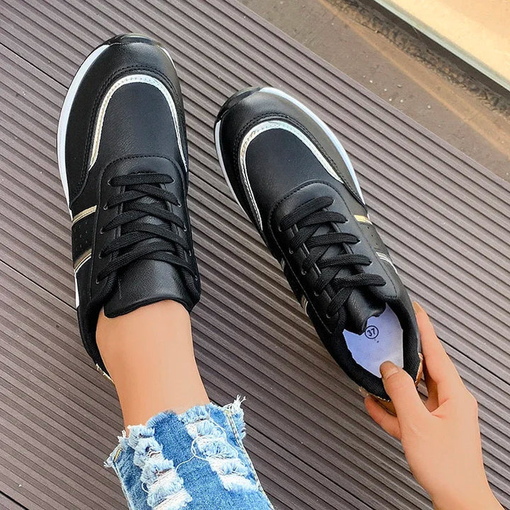 Paire de baskets femme casual color block, chaussures tendance et confortables pour un usage quotidien et stylé.