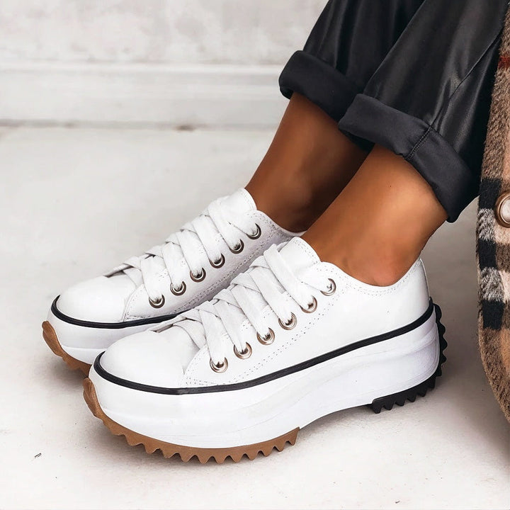 Paire de baskets femme à plateforme avec semelle crantée, offrant un équilibre parfait entre élégance et confort moderne.