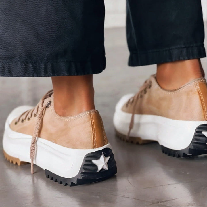 Baskets tendance femme à plateforme, conçues pour allier un confort optimal et un style décontracté chic au quotidien.