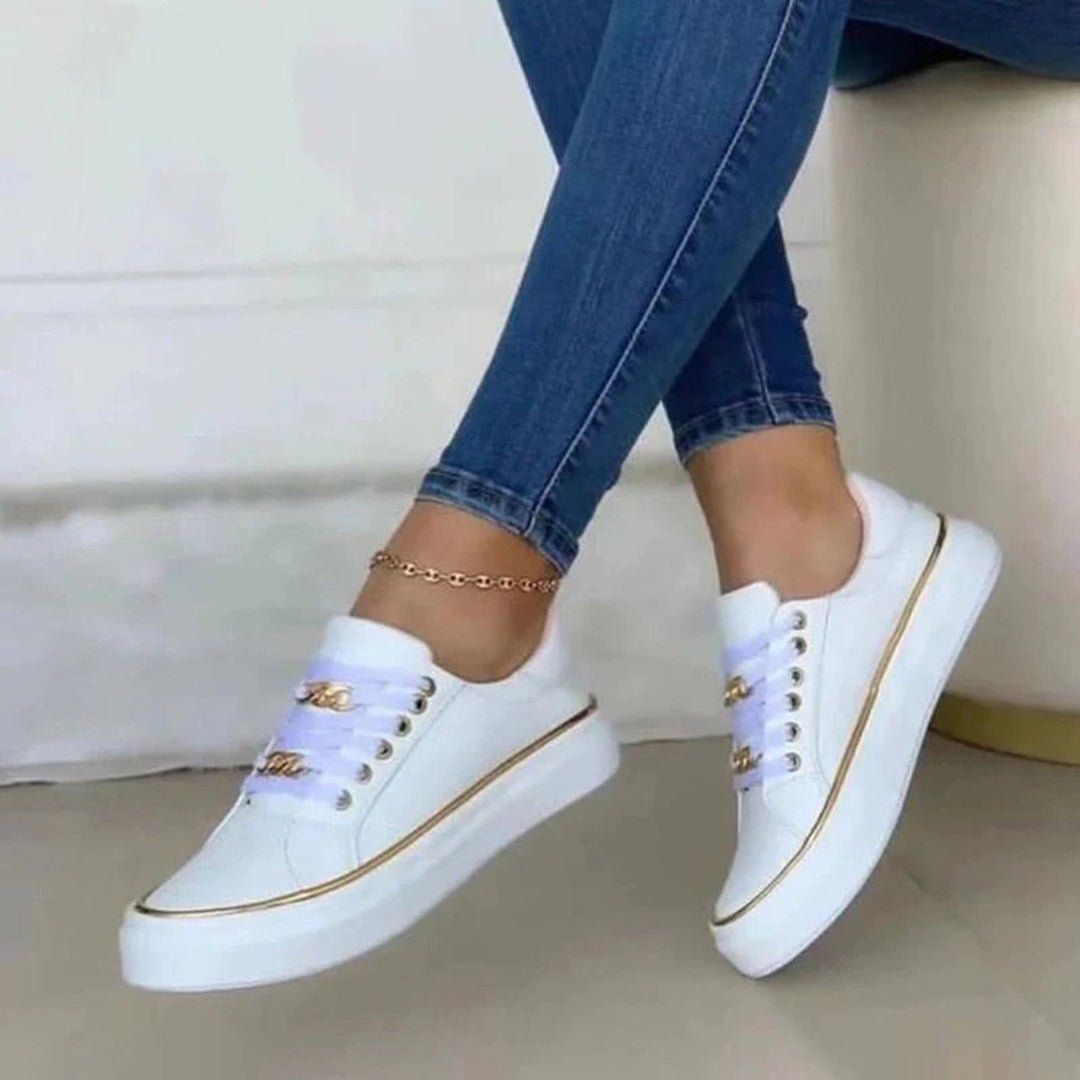 Baskets femme élégantes blanches avec détails dorés, confortables pour un style quotidien et tendance.