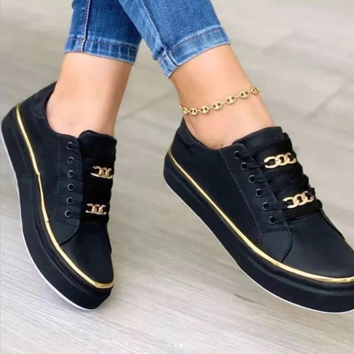 Sneakers femme à la mode avec détail doré, alliant élégance et confort pour toutes les occasions.
