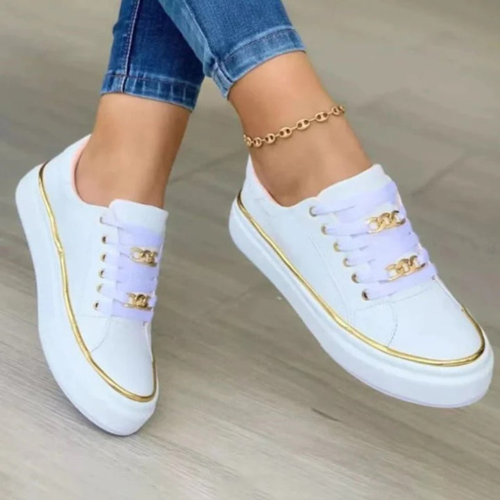 Baskets femme confort et style, modèle blanc avec touche dorée, parfaites pour le quotidien actif.
