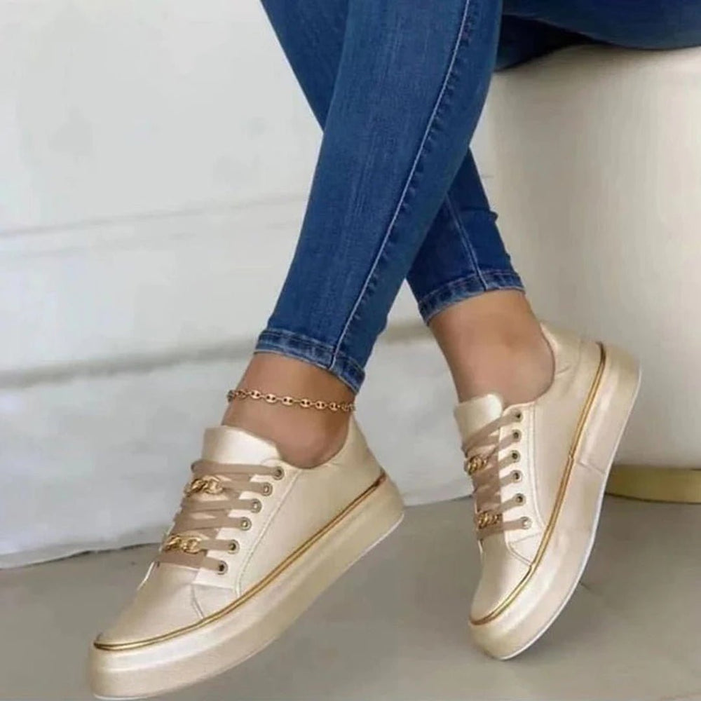 Sneakers femme tendance blanc et or, chaussures casual chic pour la mode urbaine moderne.