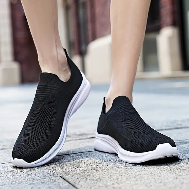 Chaussures de sport décontractées offrant adhérence, amorti et flexibilité. Idéales pour la marche quotidienne.